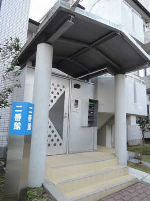 【エントランス】 | コモア六浦二番館 | エントランスです。
きれいに管理されております。