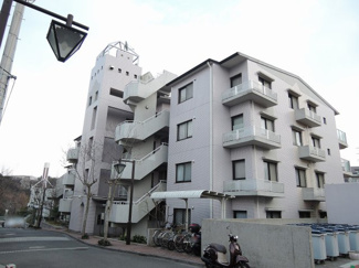 【外観】 | 京浜急行逗子線「六浦」駅徒歩6分の好立地。
駅近くに住みながら緑にあふれており、静かに暮らしたい方におすすめです。
駅からもほとんど平坦で最後は緩やかな坂なのでストレスを感じません。