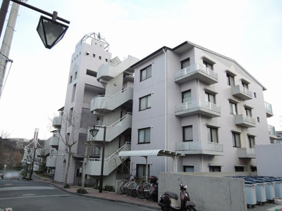 【外観】 | コモア六浦二番館 | 京浜急行逗子線「六浦」駅徒歩6分の好立地。
駅近くに住みながら緑にあふれており、静かに暮らしたい方におすすめです。
駅からもほとんど平坦で最後は緩やかな坂なのでストレスを感じません。