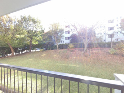 【展望】 | たまプラーザ団地7街区2号棟 | 目の前には前建てなく芝生に植栽がある為、雰囲気が良い眺望です。