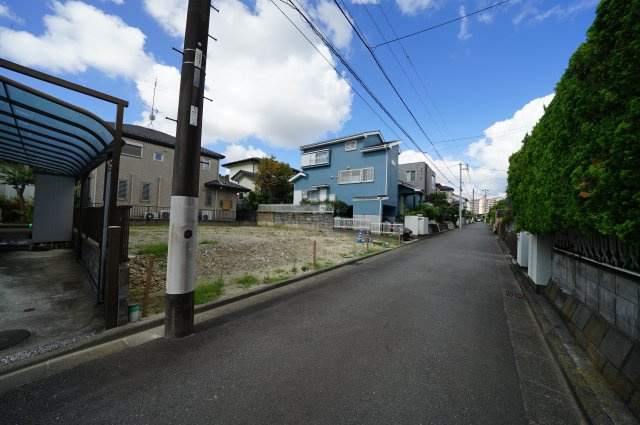分譲地内の閑静な住宅街！ＬＤＫ１８．８帖の４ＬＤＫ♪カースペース２台♪保土ヶ谷区新桜ケ丘1丁目　新築戸建の前面道路含む現地写真|前面道路は北東側幅員約4.47メートルの公道です。
