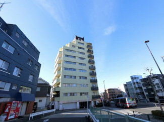 【外観】 | 8階東南角部屋につき日照・眺望・通風良好です。
収納力のあるWICを2箇所設置。