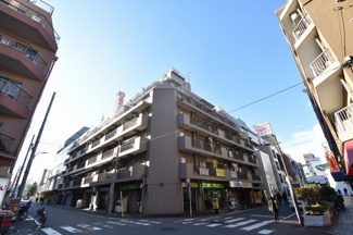 【外観】 | ビックターミナルの蒲田駅徒歩２分の資産性に加え、近隣には大型商業施設や、商店街があり、買い物に便利な暮らしが出来るマンションです。