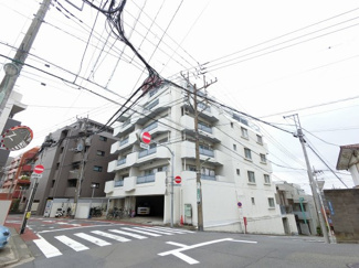 【外観】 | 4階部分・南西向きにつき陽当たり良好です。
収納力のあるウォークインクローゼット設置。会話が弾む対面キッチン採用♪
