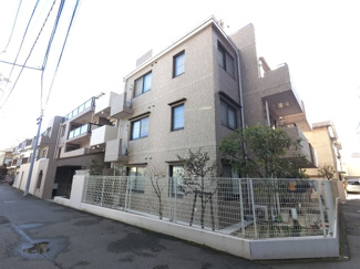 【外観】 | 京急本線「京急蒲田」駅徒歩4分！駅近ならではの便利な住環境も魅力的です。
南西角部屋につき日当たり・通風良好です。