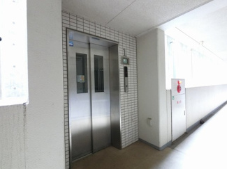 【その他共用部分】 | お買い物時やベビーカーの出し入れに便利なエレベーター付