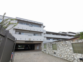 【外観】 | 家事効率の良いL字型キッチン採用。収納力のあるSIC・WIC設置。
快適に暮らせる床暖房もございます。