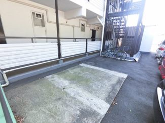 【その他共用部分】 | 自転車置き場です。
敷地内にあるのでゴミ出しが楽ちんです。
