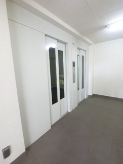 【その他共用部分】 | お買い物時やベビーカーの出し入れに便利なエレベーター付
混雑時にも便利なエレベーター2基付です。