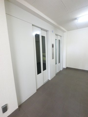 【その他共用部分】 | 大口ハウスC棟 | お買い物時やベビーカーの出し入れに便利なエレベーター付
混雑時にも便利なエレベーター2基付です。