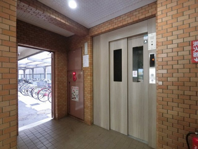 【その他共用部分】 | ダイアパレス生麦第3 | お買い物時やベビーカーの出し入れに便利なエレベーター付