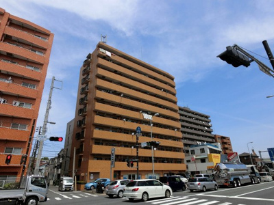 【外観】 | ダイアパレス生麦第3 | 5階角部屋につき陽当たり・通風・眺望良好です。
今すぐに新生活を送る事が出来る家具・エアコン付です♪