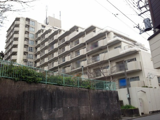 【外観】 | 横浜線「大口」駅徒歩5分！駅近ならではの便利な住環境も魅力的です。
公園が隣接しており子育てにも適した環境です。