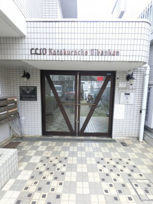 【エントランス】 | クリオ片倉町弐番館 | 横浜市営地下鉄ブルーライン片倉町駅徒歩9分。
大通りから一歩入っており静かな環境です。
横浜駅行きのバスもあります。