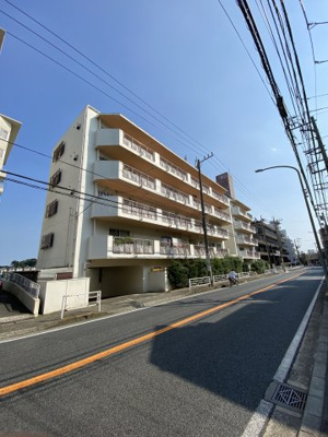 【外観】 | 妙蓮寺松見台ハイツ | 最上階6階、東南・北東角部屋につき陽当たり・通風良好、
晴れた日は横浜ベイブリッジが望めます。