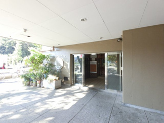 【エントランス】 | JR根岸線「桜木町」駅バス15分「本牧ふ頭入り口」停歩1分。