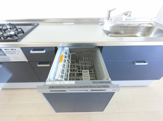 【駐車場】 | 奥様うれしい食洗器付き！
洗い物が多い時に大変便利です。