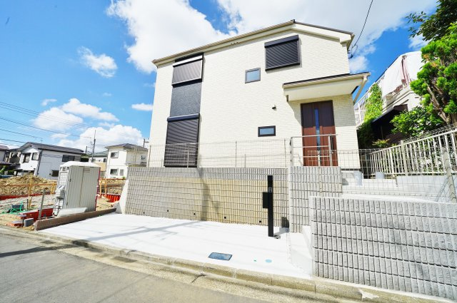 南ひな壇の明るく開放的なお住まい！徒歩10分圏内に公園も充実♪保土ヶ谷区法泉2丁目　新築戸建の外観|南ひな壇で明るく開放的なお住まいです。