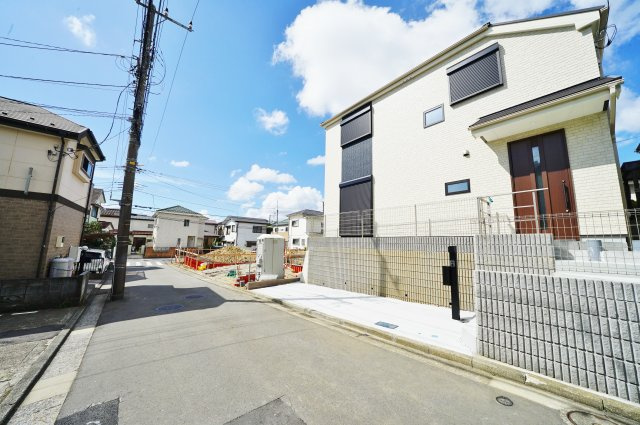 南ひな壇の明るく開放的なお住まい！徒歩10分圏内に公園も充実♪保土ヶ谷区法泉2丁目　新築戸建の前面道路含む現地写真|前面道路は北東側幅員約4.8メートルの公道です。