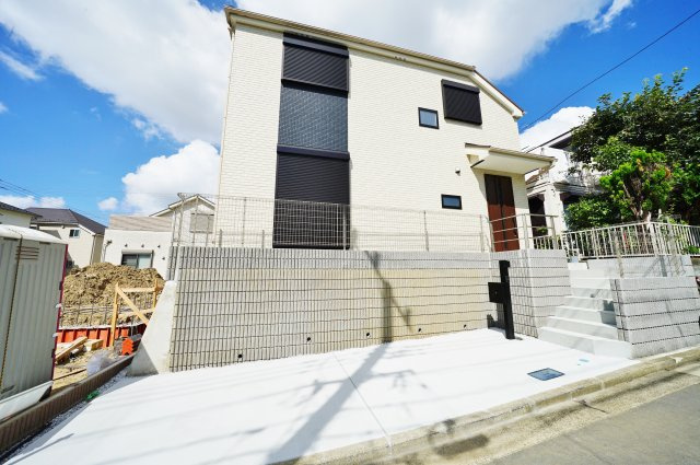 南ひな壇の明るく開放的なお住まい！徒歩10分圏内に公園も充実♪保土ヶ谷区法泉2丁目　新築戸建の外観|お車は1台駐車可能です。