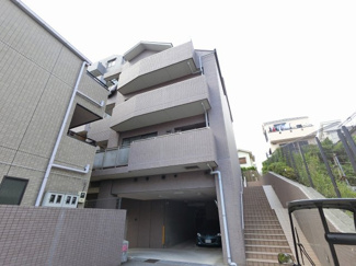 【外観】 | 最上階南西角部屋、両面バルコニーにつき、陽当たり・通風良好です。
今すぐに新生活を送れる家具・エアコン付。収納豊富なためお部屋を広く使えます。