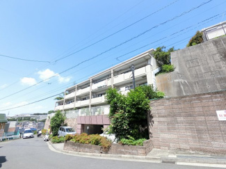 【外観】 | ゆとりのある三方角部屋・開放感のあるルーフバルコニー・専用庭付のため陽当たり眺望良好。
収納力のあるWIC設置♪