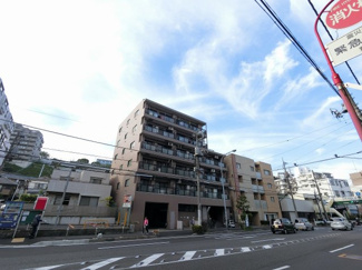 【外観】 | 2階・南東バルコニーにつき陽当たり良好です。
洋室5.0帖の引戸を開放してリビングとしてもお使い頂けます♪