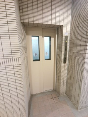 【その他共用部分】 | 保土ヶ谷パーク・ホームズ二番館 | エレベータ付きのマンションです。
お買い物やベビーカーの出し入れに便利です。