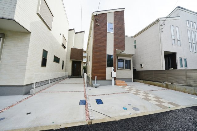 高台の閑静な住宅街！2LDK+S。LDKは約17帖♪カースペース２台♪保土ヶ谷区桜ヶ丘2丁目　全３棟新築戸建の外観|駐車スペースは車種にもよりますがお車2台駐車可能です。