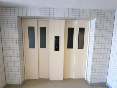 【その他共用部分】 | コスモ富岡ロイヤルフォルム | お買い物時やベビーカーの出し入れに便利なエレベーター付
混雑時にも便利なエレベーター2基付です。