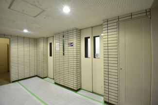 【その他共用部分】 | お買い物時やベビーカーの出し入れに便利なエレベーター付
混雑時にも便利なエレベーター2基付です。