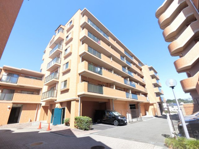 【外観】 | ファミールガーデン横浜・小机壱番館 | 南西角部屋・二面バルコニーにつき陽当たり・通風良好です。
住まいの独立性を高める玄関ポーチ付。