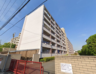 【外観】 | 総戸数131戸のビックコミュニティ！駅からのアクセスは平坦です。
LDKと一体感のある使いやすいシステムキッチン採用。