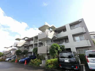 【外観】 | 南西向き・高台・両面バルコニーにつき日照・眺望良好です。
収納力のあるWIC設置。戸建感覚の玄関ポーチ付。