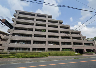 【外観】 | ライオンズヒルズ大倉山 | 東横線「大倉山」駅徒歩5分！商店街・区役所等も近隣にあり生活利便性良好です。
階下の心配のない1階、南東向きにつき陽当たり・通風良好です。