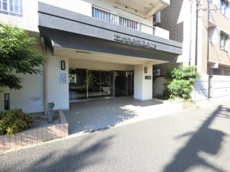 【エントランス】 | 京急大師線「川崎大師」駅徒歩17分
JR東海道線・南武線・京浜東北線「川崎」駅バス11分「池藤橋」停歩1分。