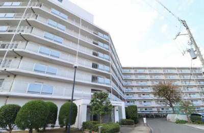 【外観】 | コープ保土ヶ谷A棟 | 二面バルコニー・南東角部屋につき陽当たり・通風良好です。
独立性の高い洋室は仕事部屋としても使用可能。住まいの独立性を高める玄関アルコーブ付♪