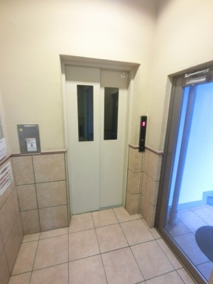 【その他共用部分】 | ルシオン大通り公園 | エレベーター付きのマンションです。
お買い物やベビーカーの出し入れに便利です。