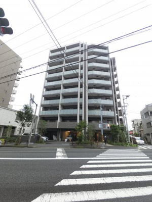 【外観】 | クリオ川崎南幸町 | 東海道線「川崎」駅徒歩10分！駅近ならではの便利な住環境も魅力的。
雨の日に便利な浴室乾燥機や収納力のあるWIC設置。会話が弾む対面キッチン採用。