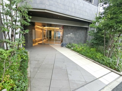【エントランス】 | クリオ川崎南幸町 | JR東海道線・京浜東北線・南武線「川崎」駅徒歩10分、JR南武線「尻手」駅徒歩8分。
通勤時間の短縮でご家族と過ごす時間を増やす事が出来ます。
