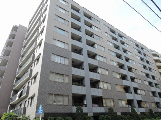 【外観】 | 南東向きにつき陽当たり良好です。
住まいの独立性を高める玄関ポーチ付です♪