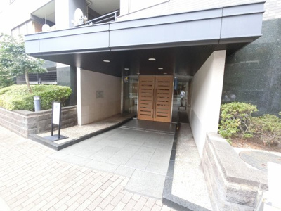 【エントランス】 | クレッセント新横浜ツインズイースト | JR横浜線・東海道新幹線「新横浜」駅徒歩12分
横浜市営地下鉄ブルーライン「新横浜」駅徒歩13分好立地。