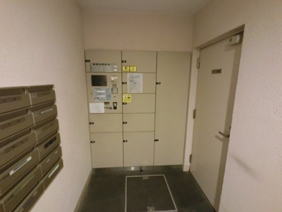 【その他共用部分】 | クレッセント新横浜ツインズイースト | 不在時にもお荷物が受け取れる宅配ボックスです。
