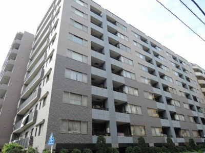 【外観】 | クレッセント新横浜ツインズイースト | 南東向きにつき陽当たり良好。
住まいの独立性を高める玄関ポーチ付です♪