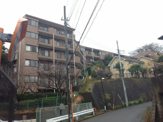 【外観】 | 戸建感覚のメゾネット住戸！収納力のあるWICや季節物を収納できる納戸付。
テラス・専用庭付。住まいの独立性を高める玄関ポーチ付。