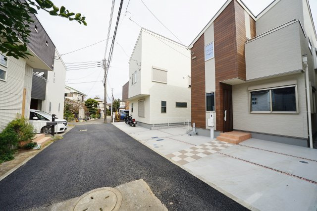 高台の閑静な住宅街！LDKは１４．７帖の３ＳＬＤＫ♪カースペース２台♪保土ヶ谷区桜ヶ丘2丁目　全３棟新築戸建の前面道路含む現地写真|前面道路は西側幅員約4メートルの私道です。
