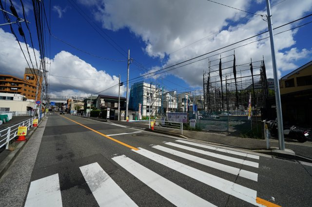 全１０棟の整った環境！ＬＤＫ１９．４帖、カースペース２台♪スカイバルコニー付。保土ヶ谷区今井町　全１０棟新築戸建の前面道路含む現地写真|前面道路は広く見通しの良い道路です。歩道もありますので、小さなお子様を持つご家庭にも心強い環境です。