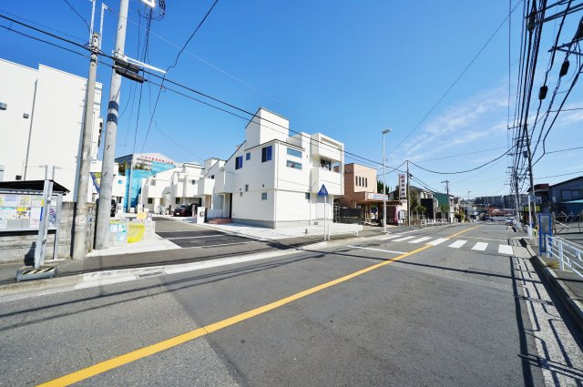 全１０棟の整った環境！ＬＤＫ２０．９帖、カースペース２台♪スカイバルコニー付。保土ヶ谷区今井町　全１０棟新築戸建の前面道路含む現地写真|前面道路は広く見通しの良い道路です。歩道もありますので、小さなお子様を持つご家庭にも心強い環境です。