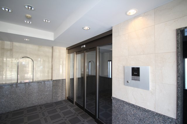 野村ステイツ小牧のエントランス|落ち着いたエントランスです