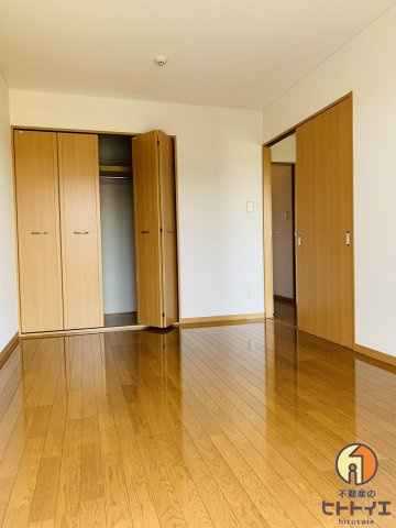 ロイヤルイズミP2の居間・リビング